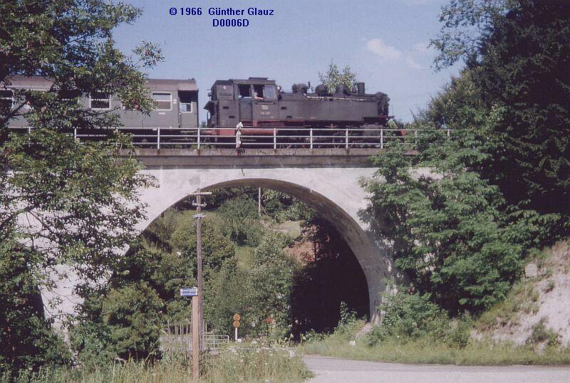 BR 64 mit Umbauwagen-Personenzug auf dem Laufenmhle-Viadukt im schnen Wieslauftal im Jahre 1966, Strecke Schorndorf - Welzheim, leider schon lange stillgelegt (ab Rudersberg). Die Schienen liegen  noch, bis auf die Bahnbergnge, nach neuster Information soll ab 2005 Ausflugsverkehr von der DBK Sa/So aufgenommen werden, wenn alles klappt.