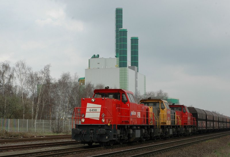 6498 und zwei weitere 64er ziehen einen Ganzzug nach HKM.
Duisburg