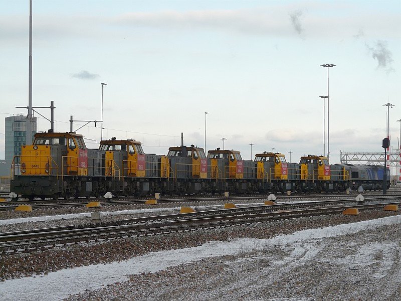 Diese BR 6400er stehen zum tanken auf einem Nebengleis im