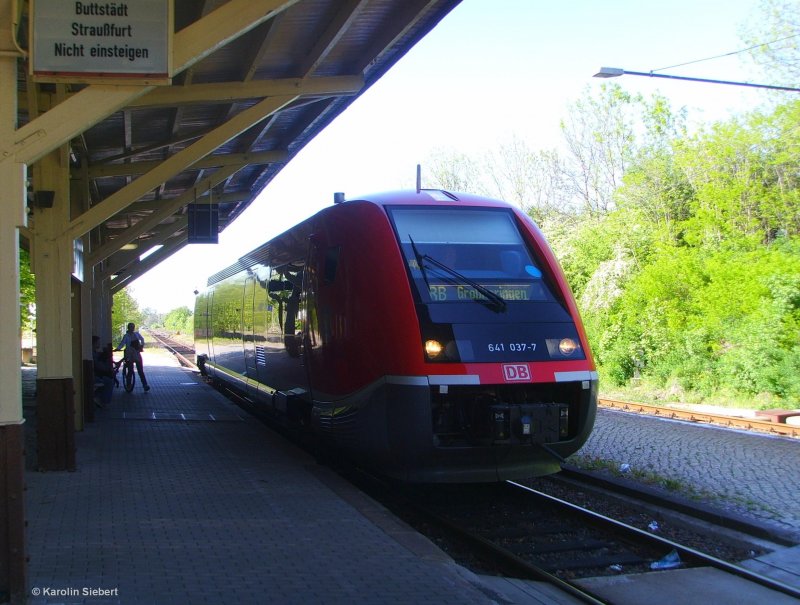 641 037 steht zur Weiterfahrt nach Gro�heringen in S�mmerda bereit