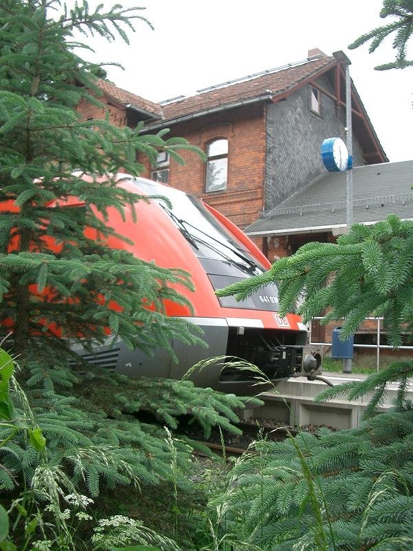 641038-5 Kranichfeld waiting in the departure for Weimar. 2008-06-03. (automatically