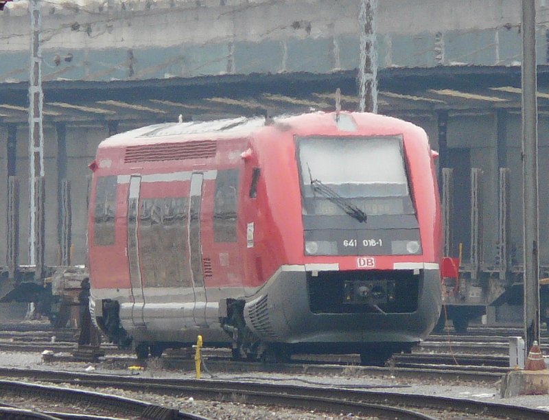 DB - 641016-1 railcars parked in the station area of