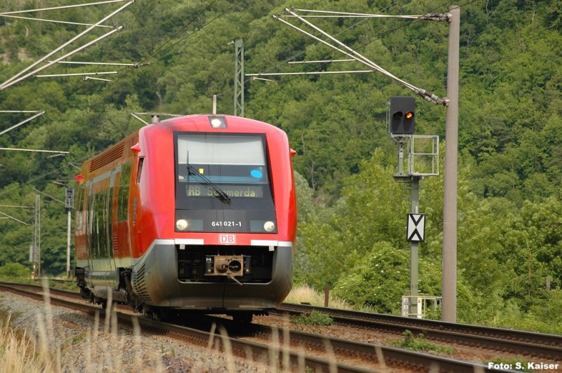 641 021-1 als RB Naumburg-S�mmerda unterhalb der Rudelsburg bei Bad