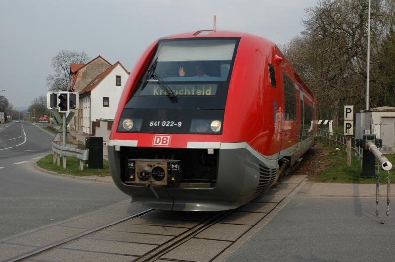 Ilmtalbahn - VT 641 am Bahn�bergang in Tannroda (Strecke Weimar