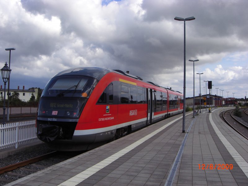BR 642 554 als RB 33373  RB 12 Ostsee-Recknitz-Bahn  nach Graal Mritz im Bahnhof von Bad Doberan, 14:58 Uhr 12.08.2009