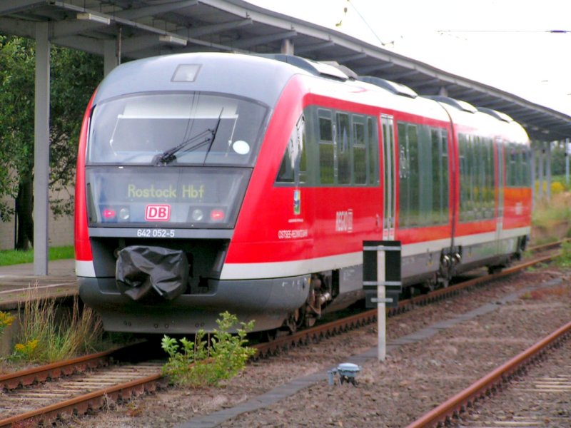 642 052-5 steht als S-Bahn am Rostock-Seehafen-Nord zur Abfahrt bereit;