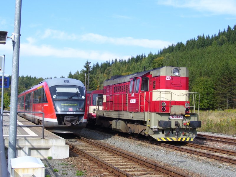 642 555-7 der DB Erzgebirgsbahn und 742 343-7 der CD