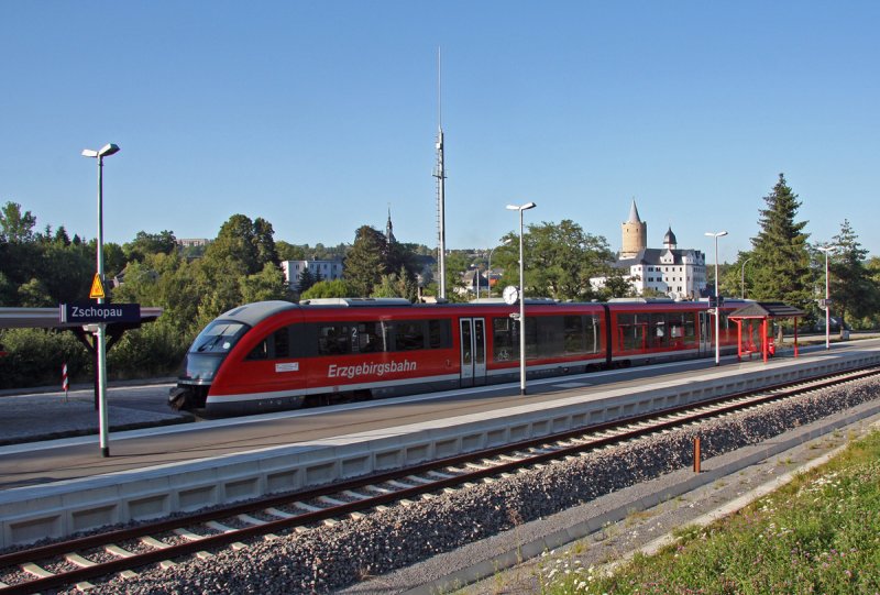 Ein Desiro der Erzgebirgsbahn mit Fahrtziel Cranzahl, h�lt am Abend