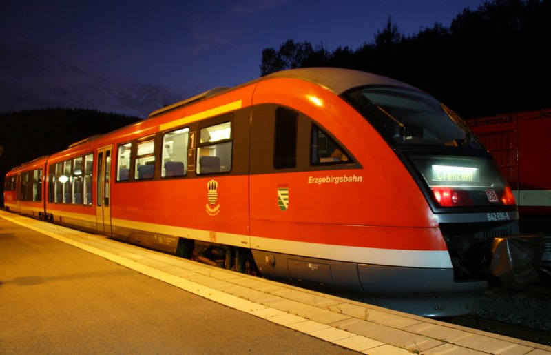 Der Desiro 642 696-8 (Erzgebirgsbahn) wartet am Abend des 22.09.09