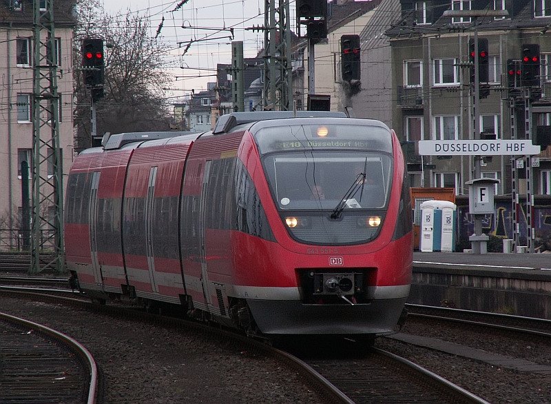 In Einzeltraktion f�hrt dieser Talent in den D�sseldorfer Bahnhof ein.