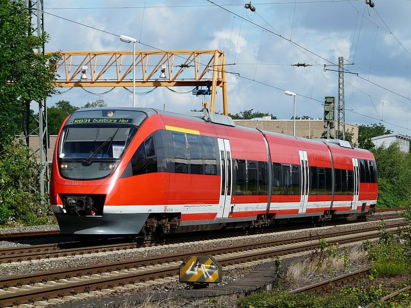 Wenige Meter vor dem Bahnhof in Moers rauscht dieser Talent