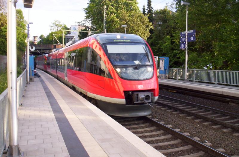 A double header of 643.2 Aachen Euregio train pulls into