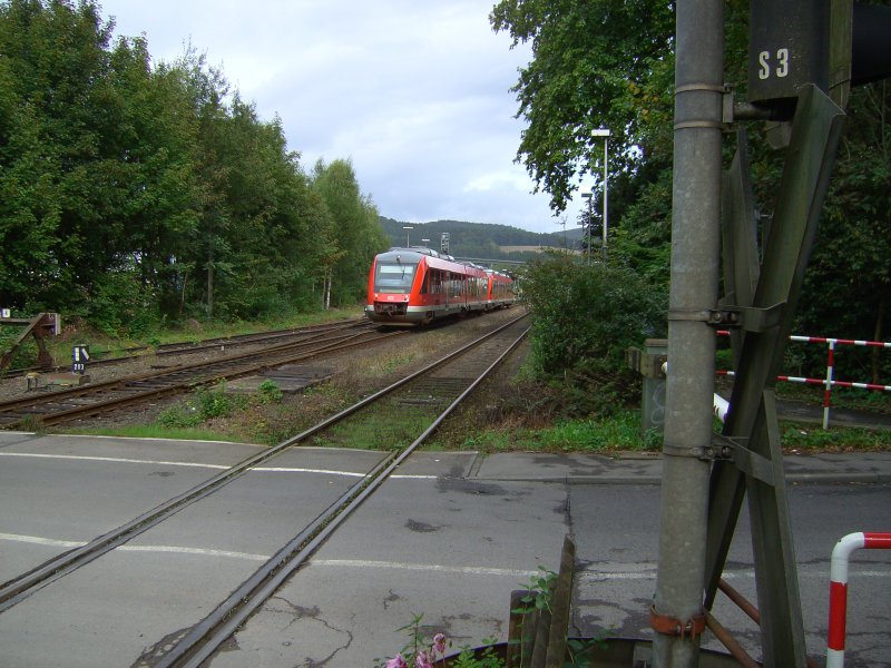 RE Richtung Dortmund verl��t mit 648 den Bahnhof Arnsberg. (Aufgenommen: