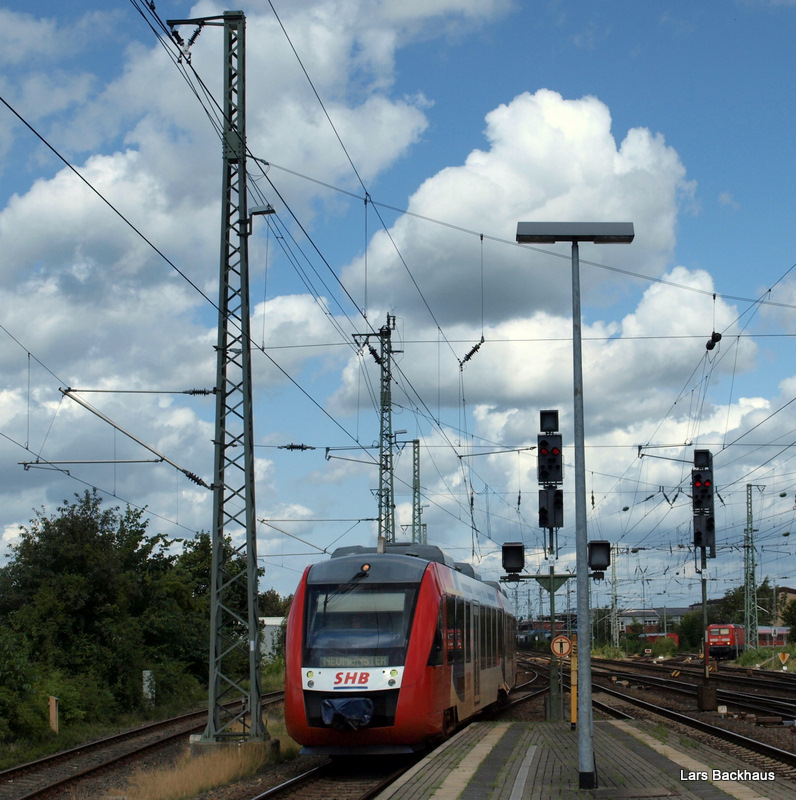 Ein LINT 41 der SHB bei der Einfahrt als SHB