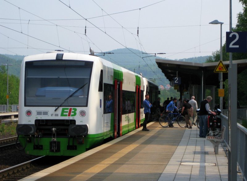 Eine f�r Hann. M�nden typische Bahnsteigszene. Die gerade eingefahrene EB