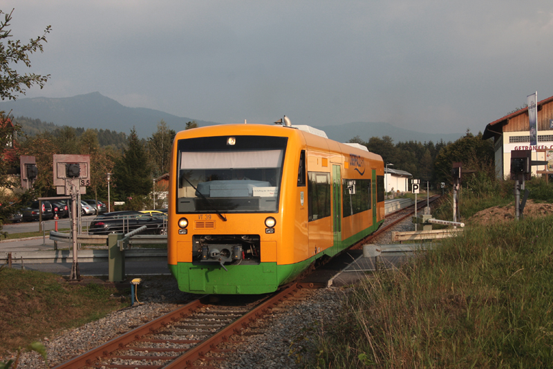 VT39 der Oberpfalzbahn verl��t am 23.09.2009 den Hp Arrach als