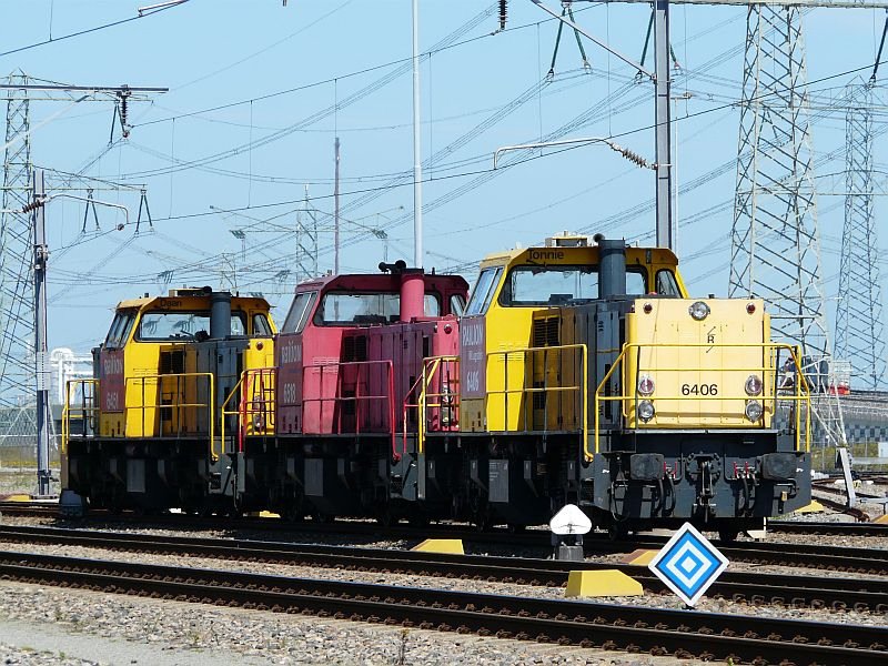 Die klassische Dreiertraktion aus BR 6500er steht hier im Hafen