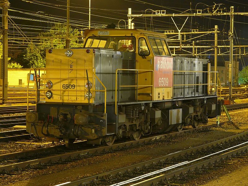 Die 6509 steht mit laufendem Motor auf einem Abstellgleis des