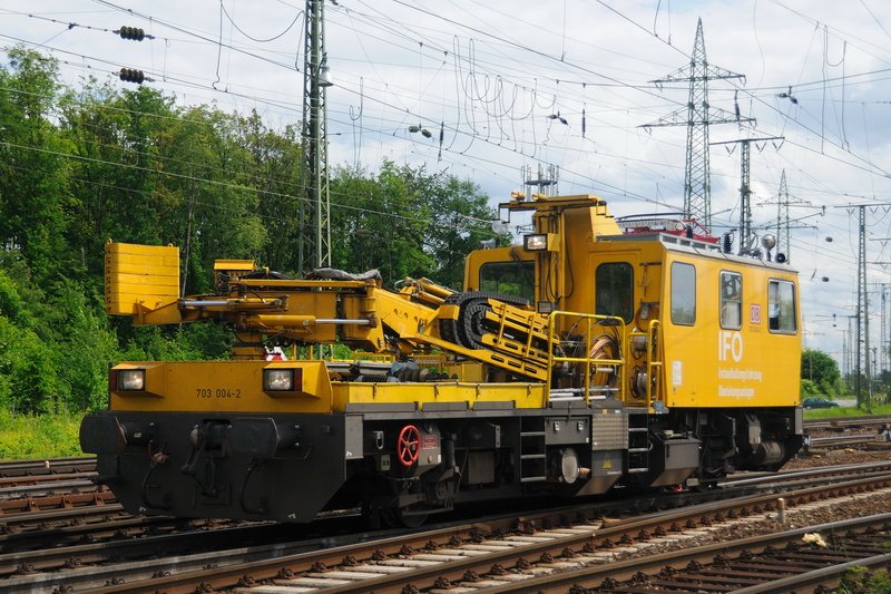 703004-2 "IFO" (vehicle maintenance for overhead line equipment) crosses the