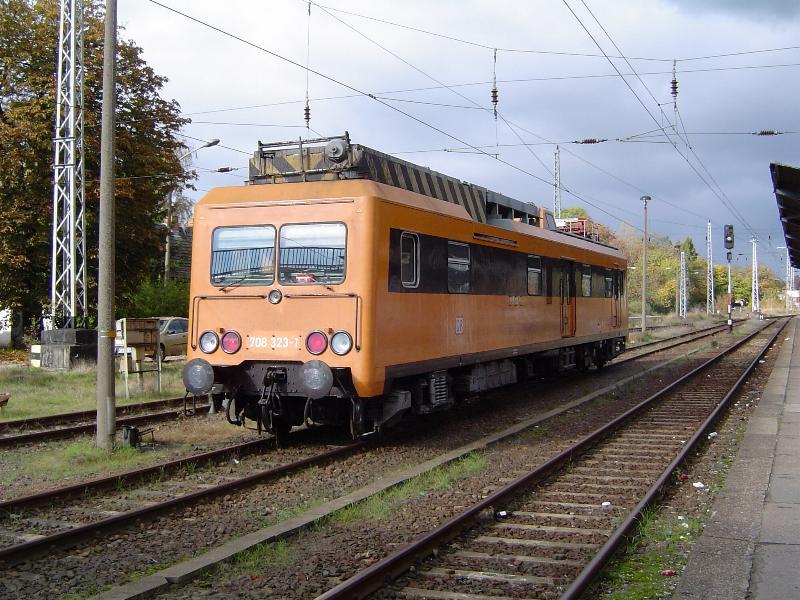 Vierachsiger Turmtriebwagen der BR708 323 abgestellt in Greifswald Hbf am