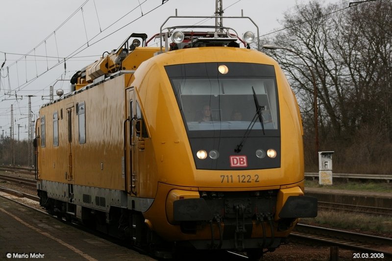 711 122-2 durch Priort gen S�den 