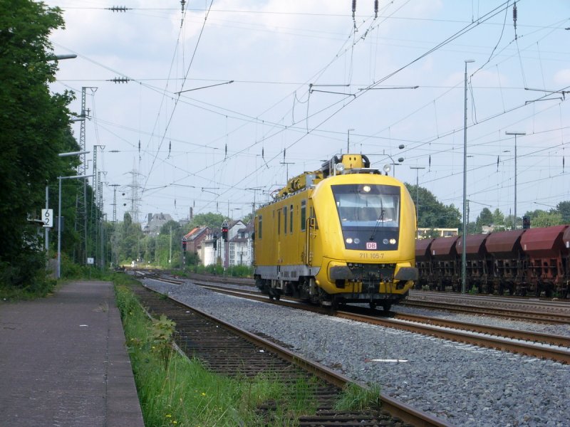 711 105-7 als Tfzf durch Solingen 30.7.08 