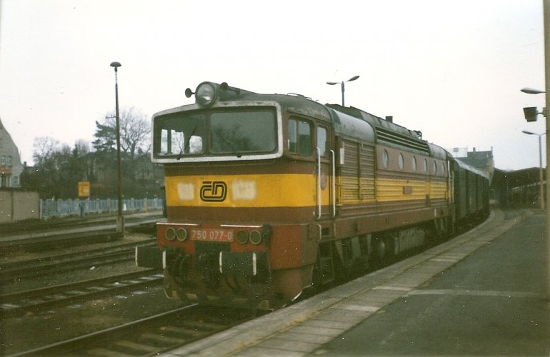Der Personenzug Zittau-Liberec mit der 750 077 im Januar 1999