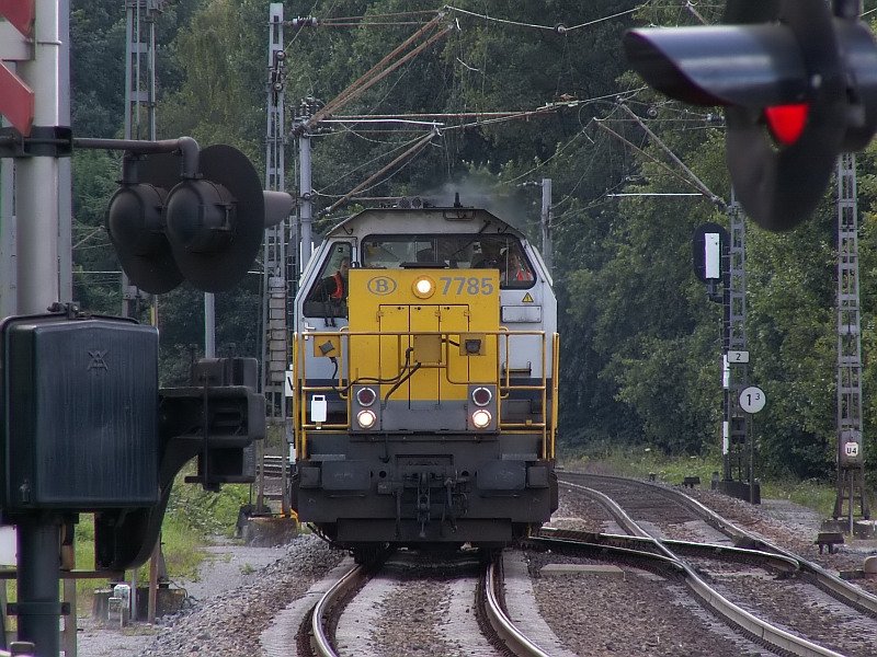Blick am Bahn�bergang vorbei auf die belgische 7785 bei der