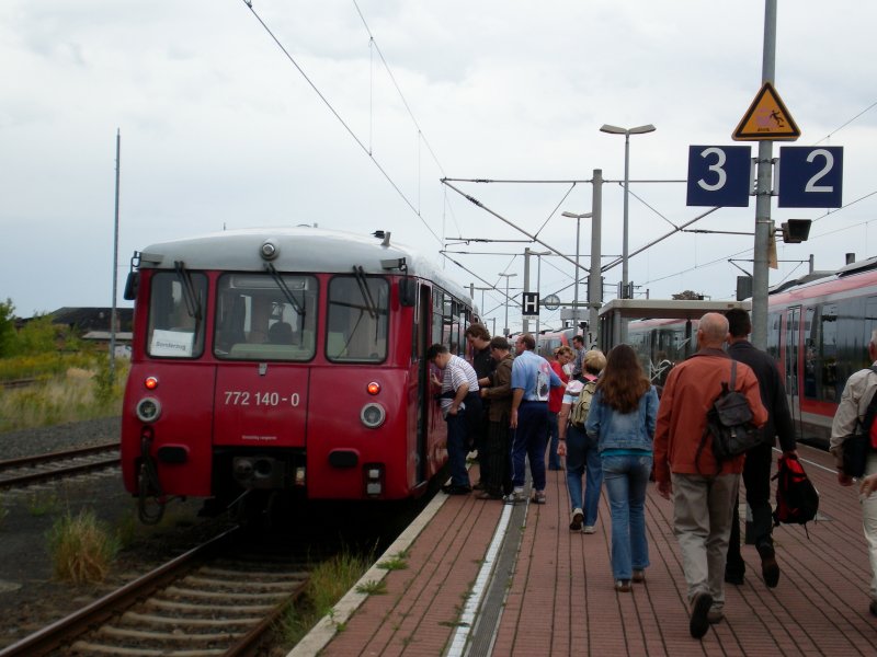 Fahrgastansturm auf die Ferkeltaxen. Anl�ssich des Bahnhofsfestes in Rossleben verkehrten