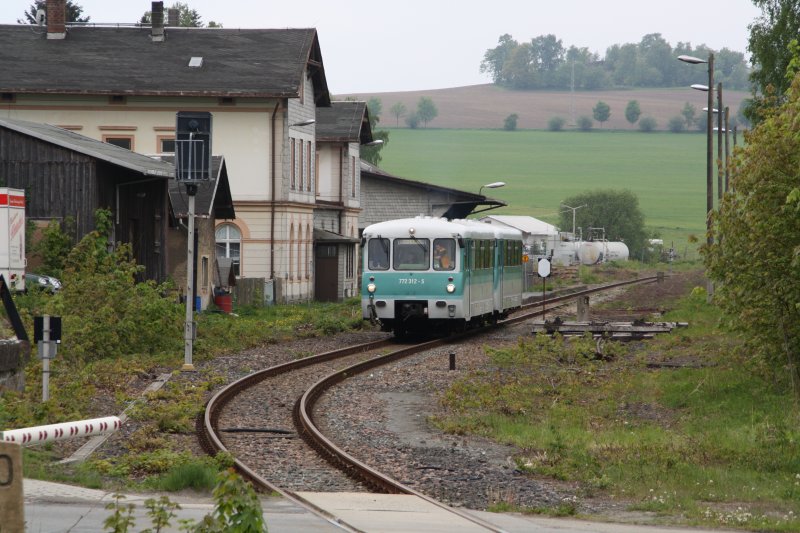 772 367-9 und 772 312-5 verlassen den Bahnhof Scheibenberg in