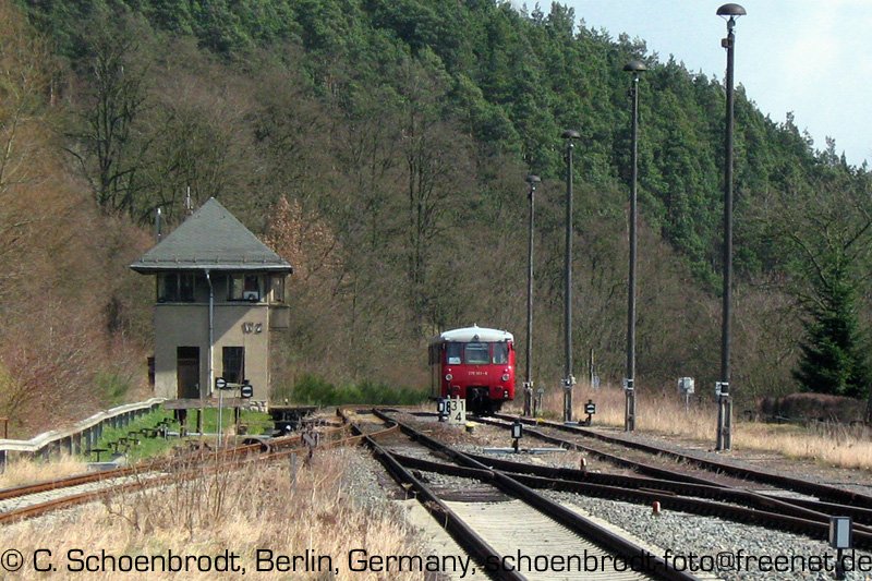 BR 772 am Stellwerk von Rottenbach (thr.). Mrz 2008