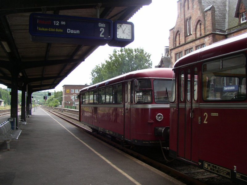 Die Vulkan-Eifel Bahn ist p�nktlich um 12:56 Uhr in den