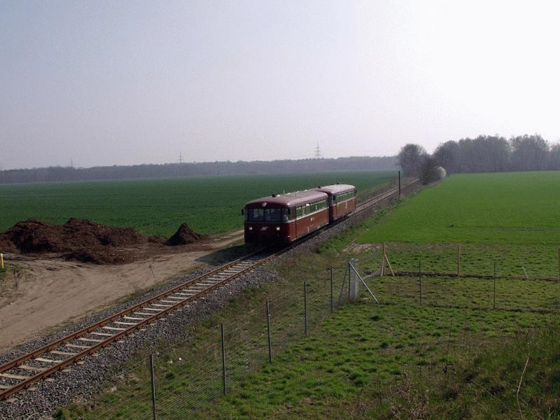 Der DWE-Schienenbus bei voller Fahrt, aufgenommen kurz hinter Dessau-Adria.
 