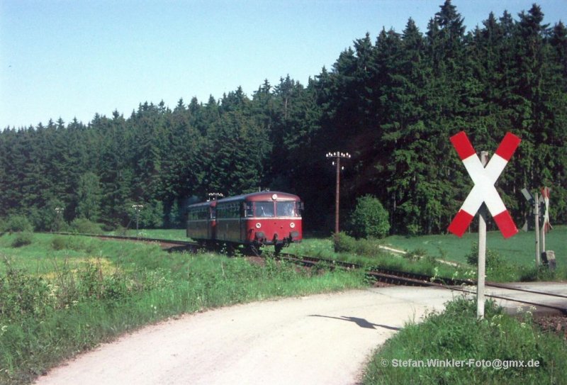 Klassisches Schienenbusfoto auf der Nebenbahn nach Bad Steben.

In den W�ldern