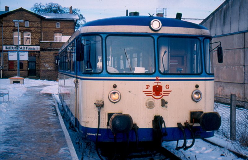Winter 2002, Neustadt/Dosse. Dieser Uerdinger der PEG wurde mit Raps�l