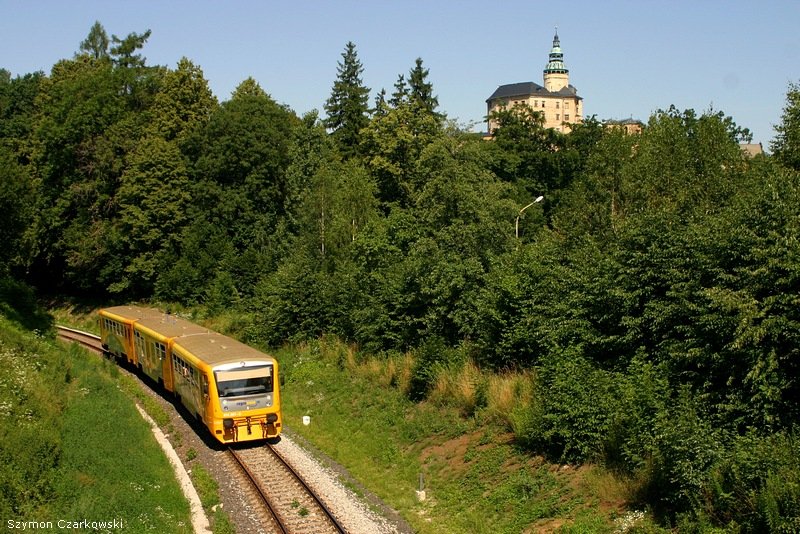 814 201-0 mit Personenzug nach Liberec. Fr�dlant v Čech�ch am