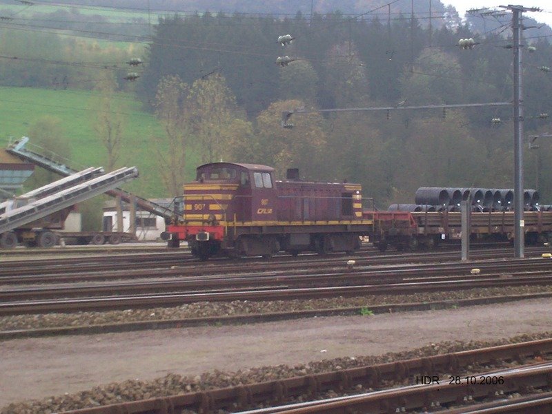 Diesellok 907 rangiert mit G�terwagen, welche mit Drahtrollen beladen sind,