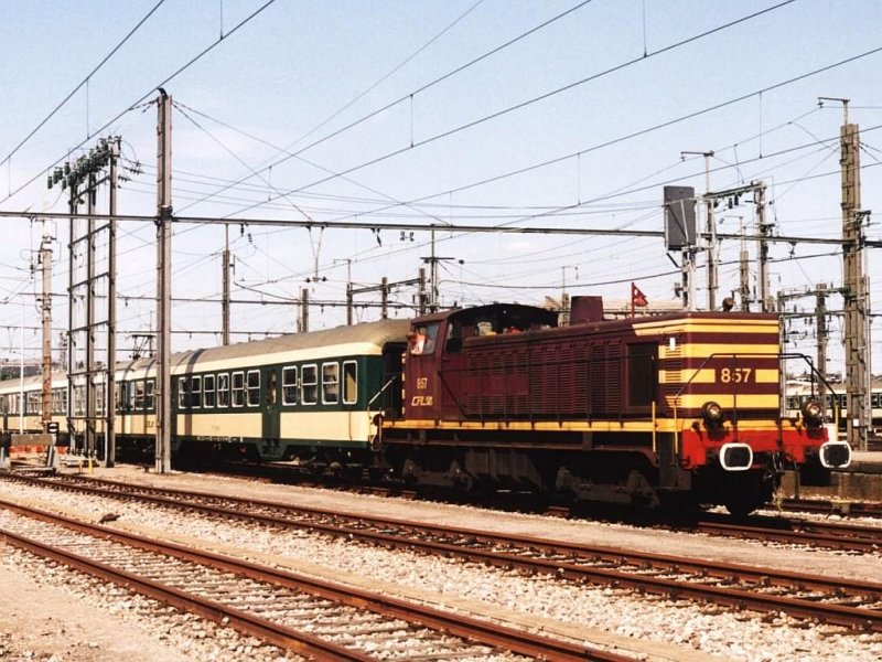 857 auf Bahnhof Luxembourg am 24-7-2004. Bild und scan: Date