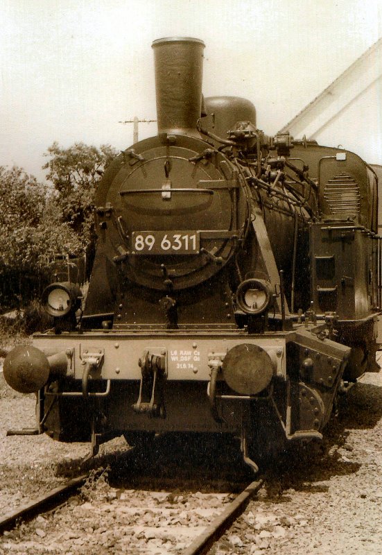 89 6311 um 1986 vor den Lokschuppen in Erfurt-West 