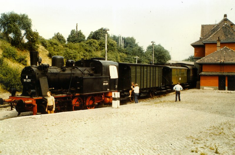 BR 89 mit alten Wagen am Ladegleis in Erfurt-West um 1985, der Zug ...
