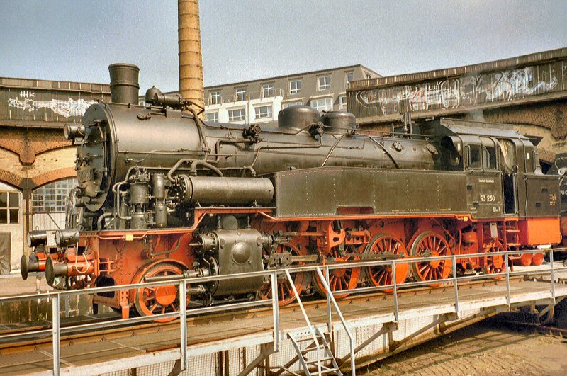 Tenderlok 93 230 auf der Drehscheibe in Dresden-Altstadt (anl��lich Dampfloktage