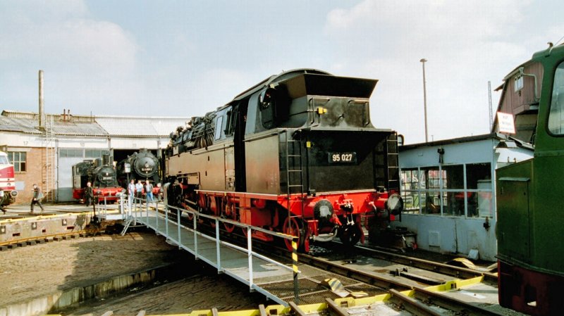 95 027 auf der Drehscheibe in Arnstadt, 2003 