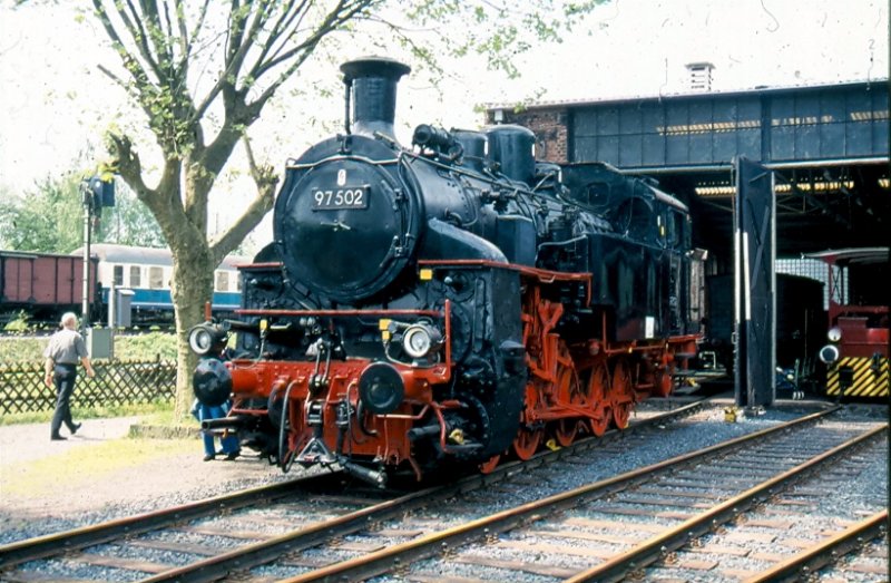 97 502 in Bochum-Dahlhausen (Mai 2002). Hinweis: eingescanntes Dia 