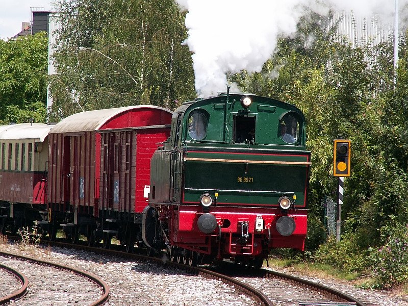 Der Schluff f�hrt in den Bahnhof Crefeld Nord ein. Jeden