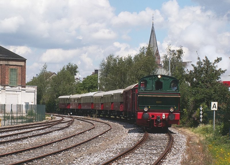 Letzte Kurve vor dem Halt Crefeld Nord . Der Schluff geh�rt
