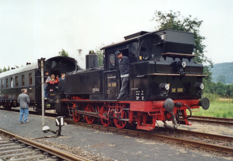 BR 98 mit dem Rh�nb�hnle Fladungen-Mellrichstadt im Jahre 2004 