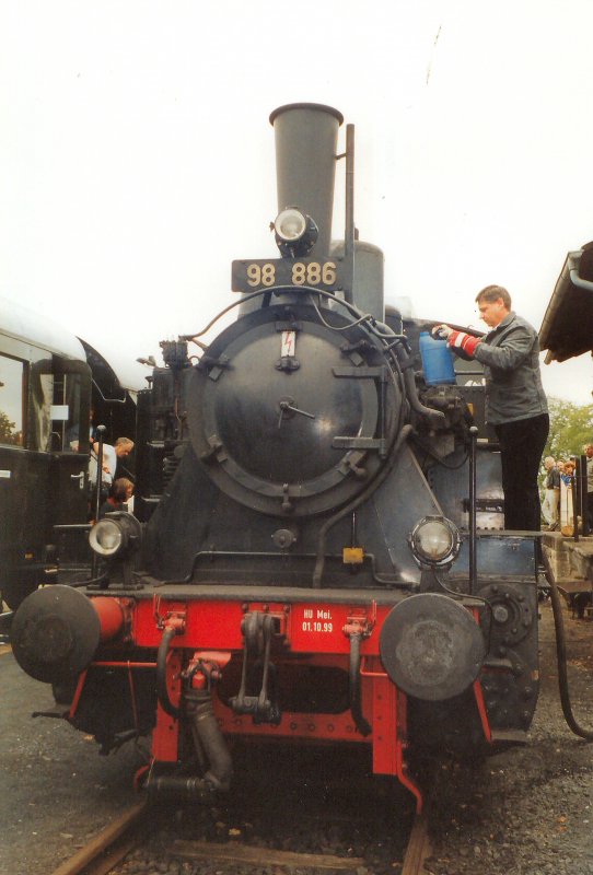 BR 98 im Bahnhof Fladungen (Rhn), Sommer 2002, gescanntes Analogfoto