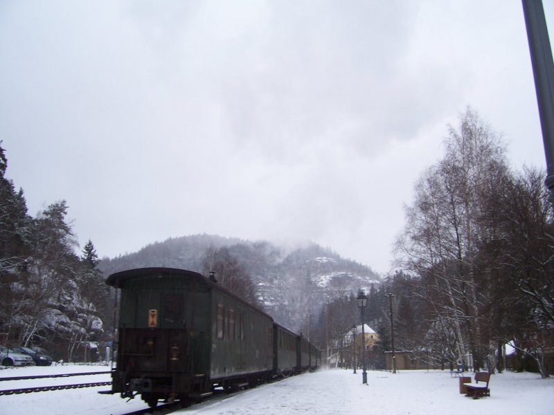 99 758 runs with their train of Oybin. (automatically translated,