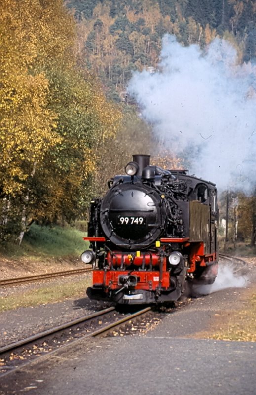 Im sch�nsten Herbstlicht 2008 setzt 99 749 in Oybin um.