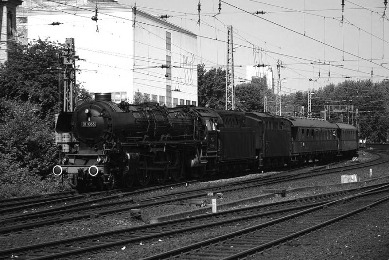 BR.01 1066 Der UEF Fhrt In Den Bahnhof Hamburg-Hbf Ein.24.05.09

Bahngru Thomas